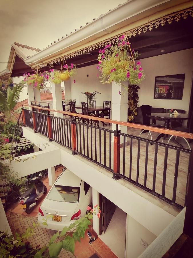 Home Living Unit Galle Exterior photo