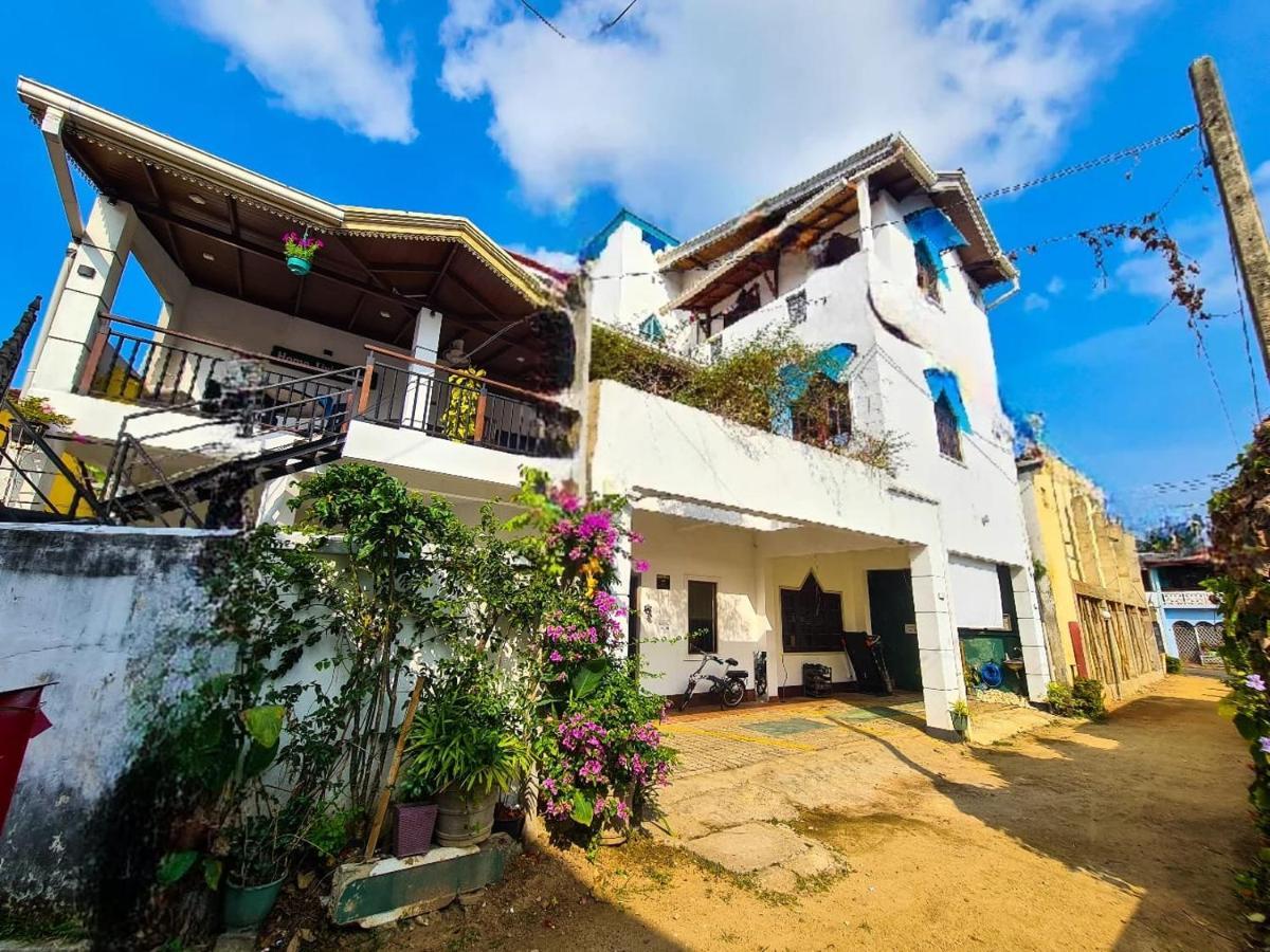 Home Living Unit Galle Exterior photo